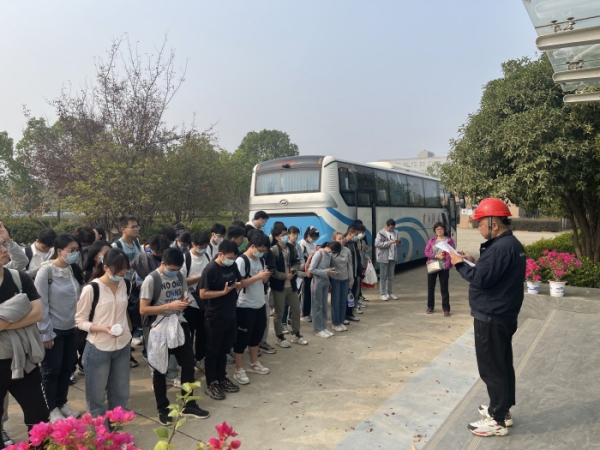 武大学生参观照片.jpg